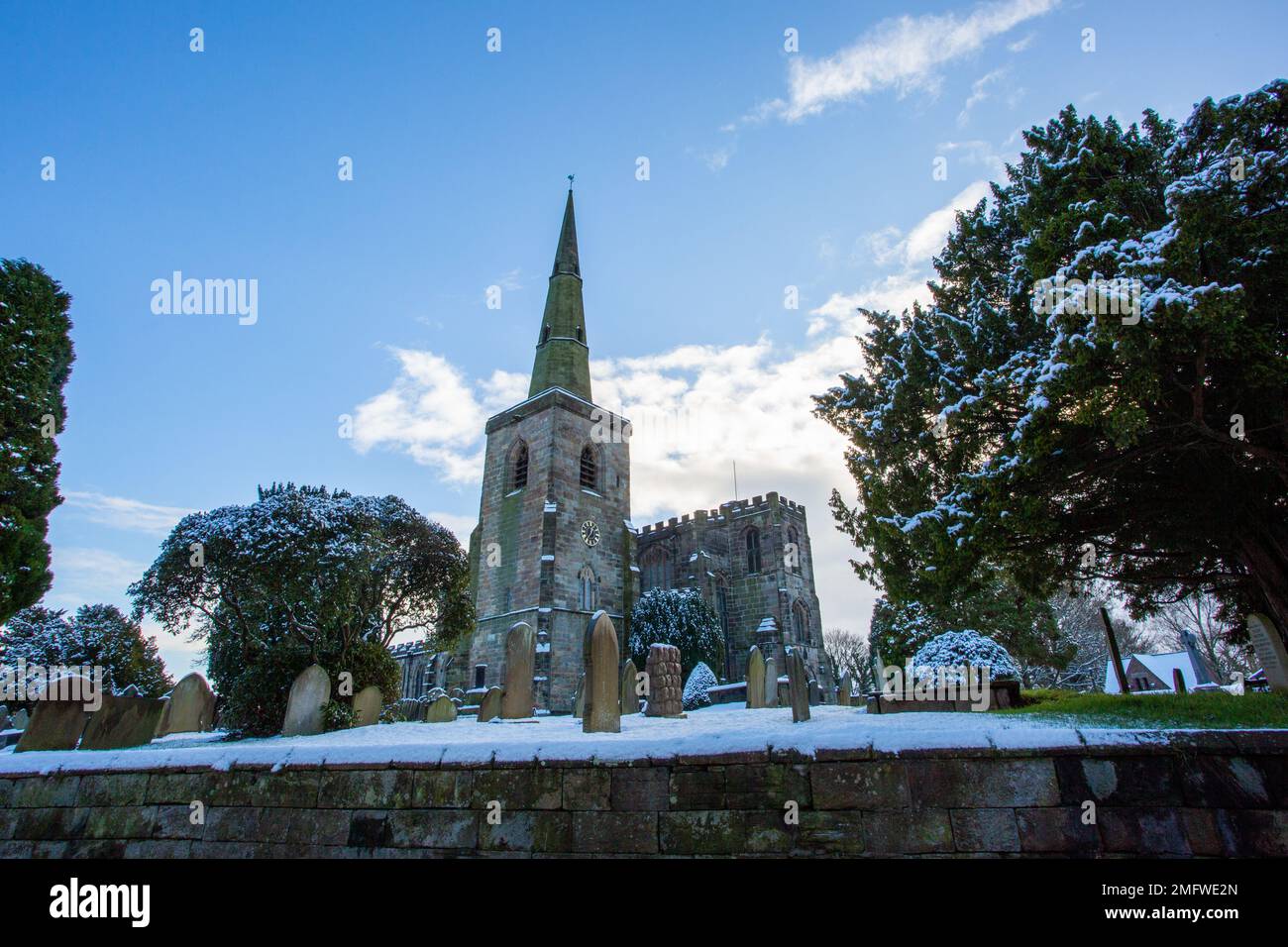 La neve copriva la chiesa parrocchiale di St Mary ad Astbury vicino a Congleton Cheshire Inghilterra dal verde villaggio in inverno Foto Stock
