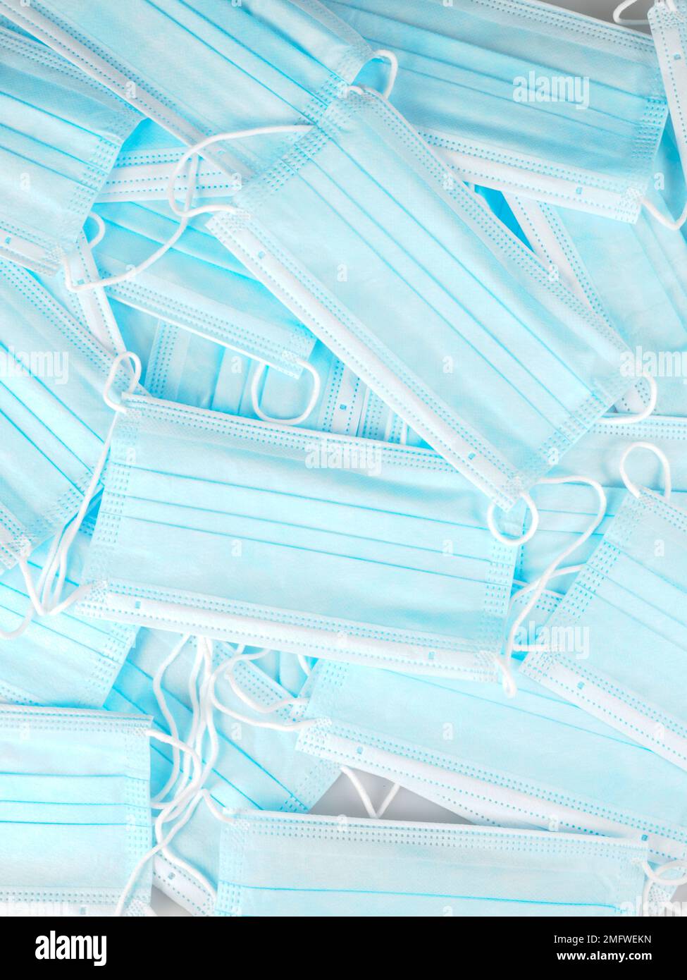 maschere chirurgiche in vista dall'alto su sfondo piatto blu Foto Stock