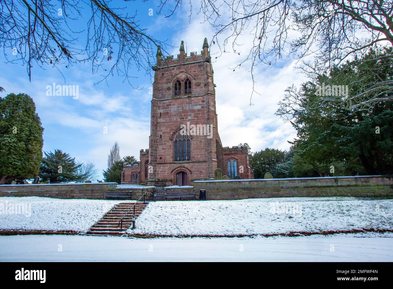 La chiesa parrocchiale di St Bertoline, ricoperta di neve, si trova nel villaggio di Barthomley, Cheshire, Inghilterra. Durante l'inverno Foto Stock