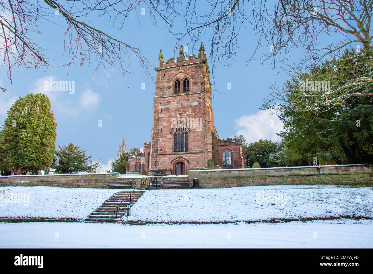 La chiesa parrocchiale di St Bertoline, ricoperta di neve, si trova nel villaggio di Barthomley, Cheshire, Inghilterra. Durante l'inverno Foto Stock