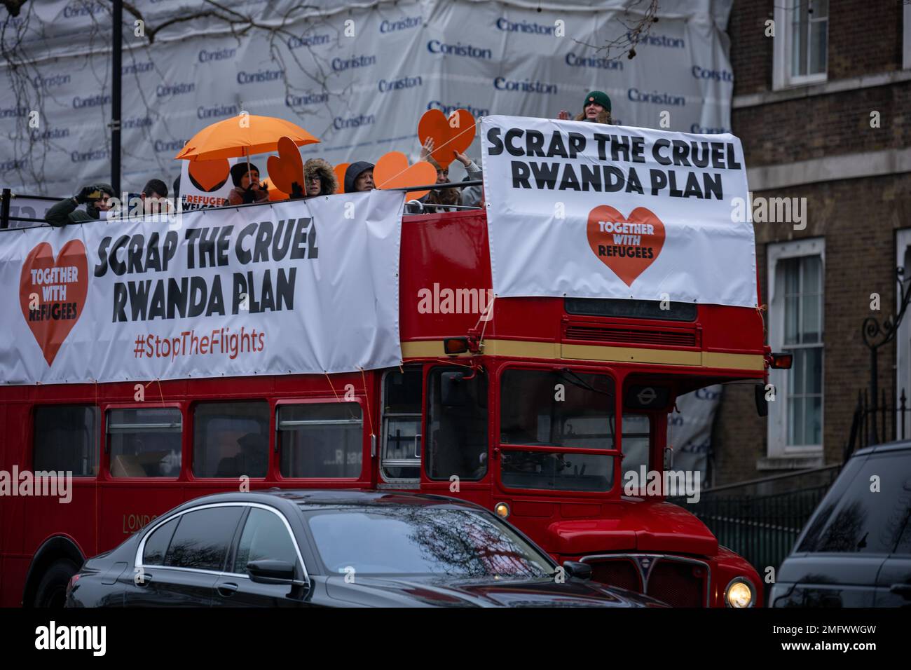 Londra, Regno Unito. 25th Jan, 2023. Voli Ruanda autobus di protesta, Whitehall Londra UK Credit: Ian Davidson/Alamy Live News Foto Stock