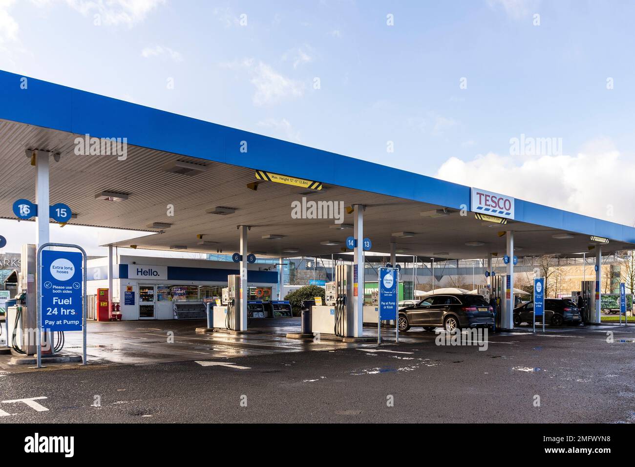 Piazzale di garage Tesco con veicoli e pompe di alimentazione, Silverburn, Pollok, Glasgow, Scozia, REGNO UNITO Foto Stock