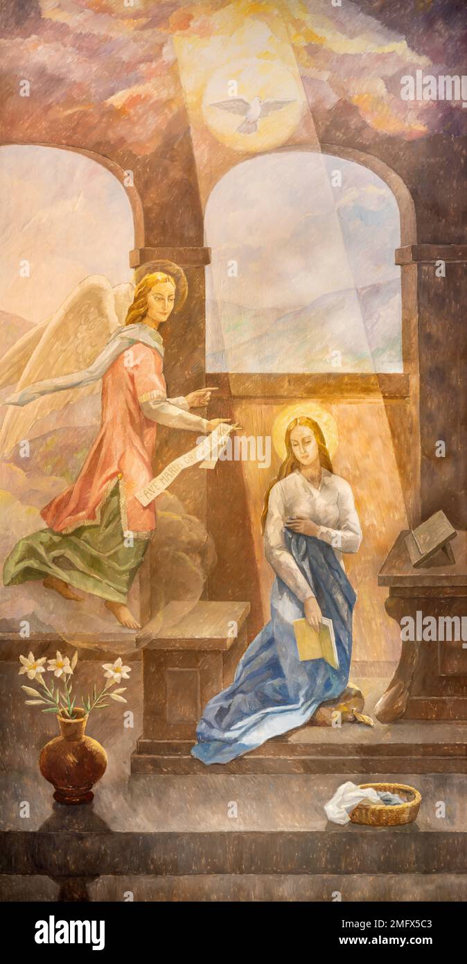 VALENCIA, SPAGNA - FEBBRAIO 14, 2022: Il dipinto di Annunciazione nella chiesa Iglesia San Francisco de Borja di Miguel Vaguer (1973). Foto Stock