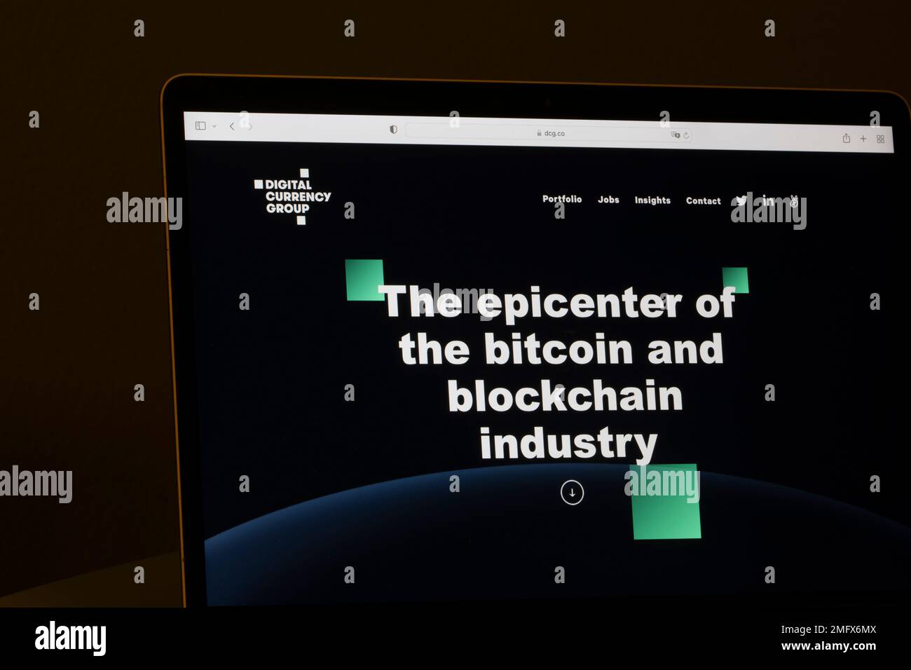 La homepage del gruppo di valuta digitale (DCG) è visualizzata su un computer. Crypto Lender Genesis, una sussidiaria della DCG, dichiara bancarotta mentre si diffonde la crisi. Foto Stock