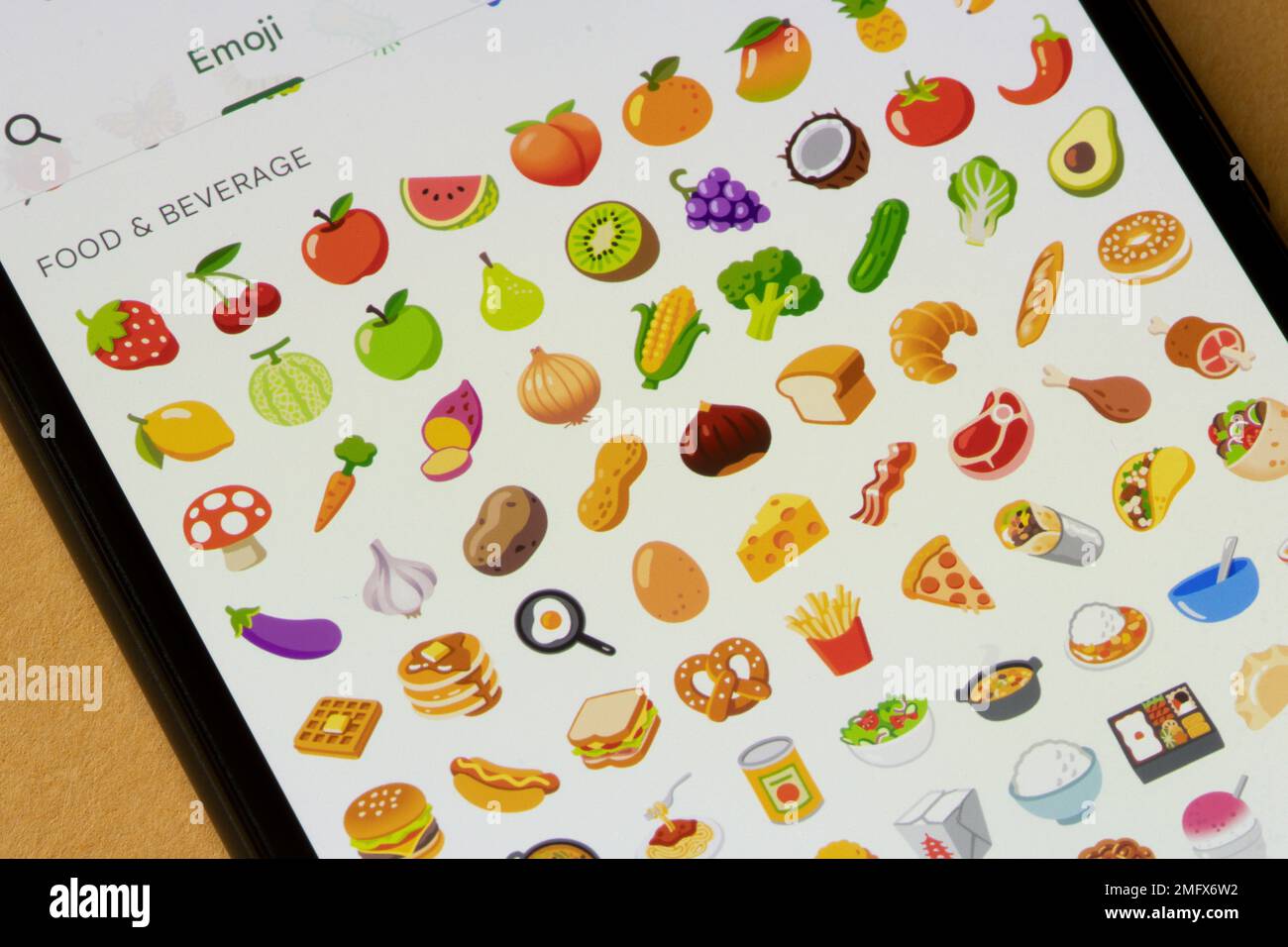 Una varietà di emoji alimentari sono visibili nell'app messaggi su uno smartphone Google Pixel. Concetti alimentari. Foto Stock