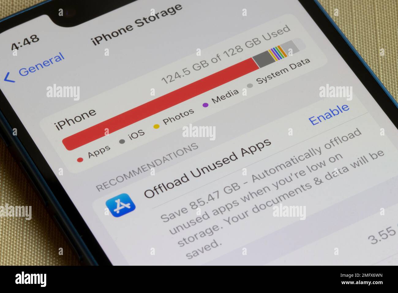 La pagina delle impostazioni di archiviazione viene visualizzata su un iPhone. Il sistema consiglia di scaricare le app inutilizzate poiché lo spazio di archiviazione dell'iPhone è quasi pieno. Foto Stock