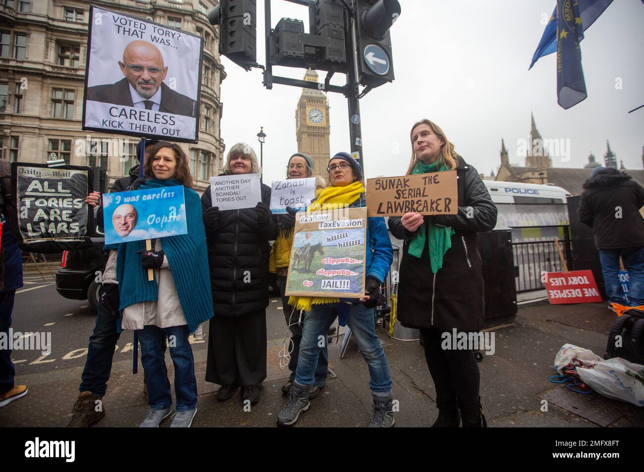 Londra, Inghilterra, Regno Unito. 25th Jan, 2023. I manifestanti tengono un cartello durante una protesta contro il presidente del partito conservatore Nadhim Zahawi al di fuori del parlamento britannico. Zahawi è sotto pressione per dimettersi dopo il suo accordo fiscale personale con HMRC durante il suo mandato come cancelliere è rivelato. (Credit Image: © Tayfun Salci/ZUMA Press Wire) SOLO PER USO EDITORIALE! Non per USO commerciale! Credit: ZUMA Press, Inc./Alamy Live News Foto Stock