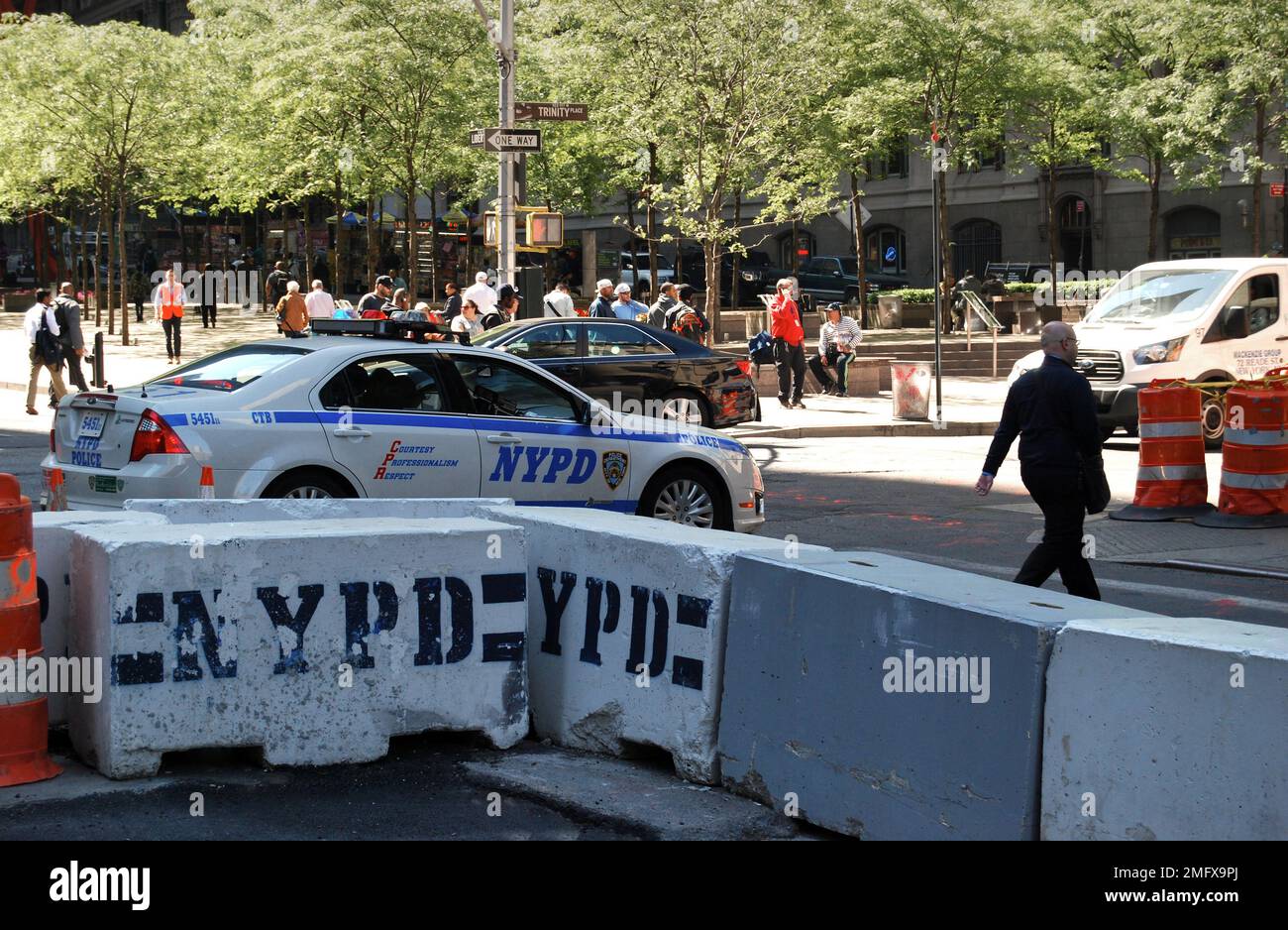 Un blocco stradale di NYPD a Trinity Place in Lower Manhattan, New York City, NY, USA Foto Stock