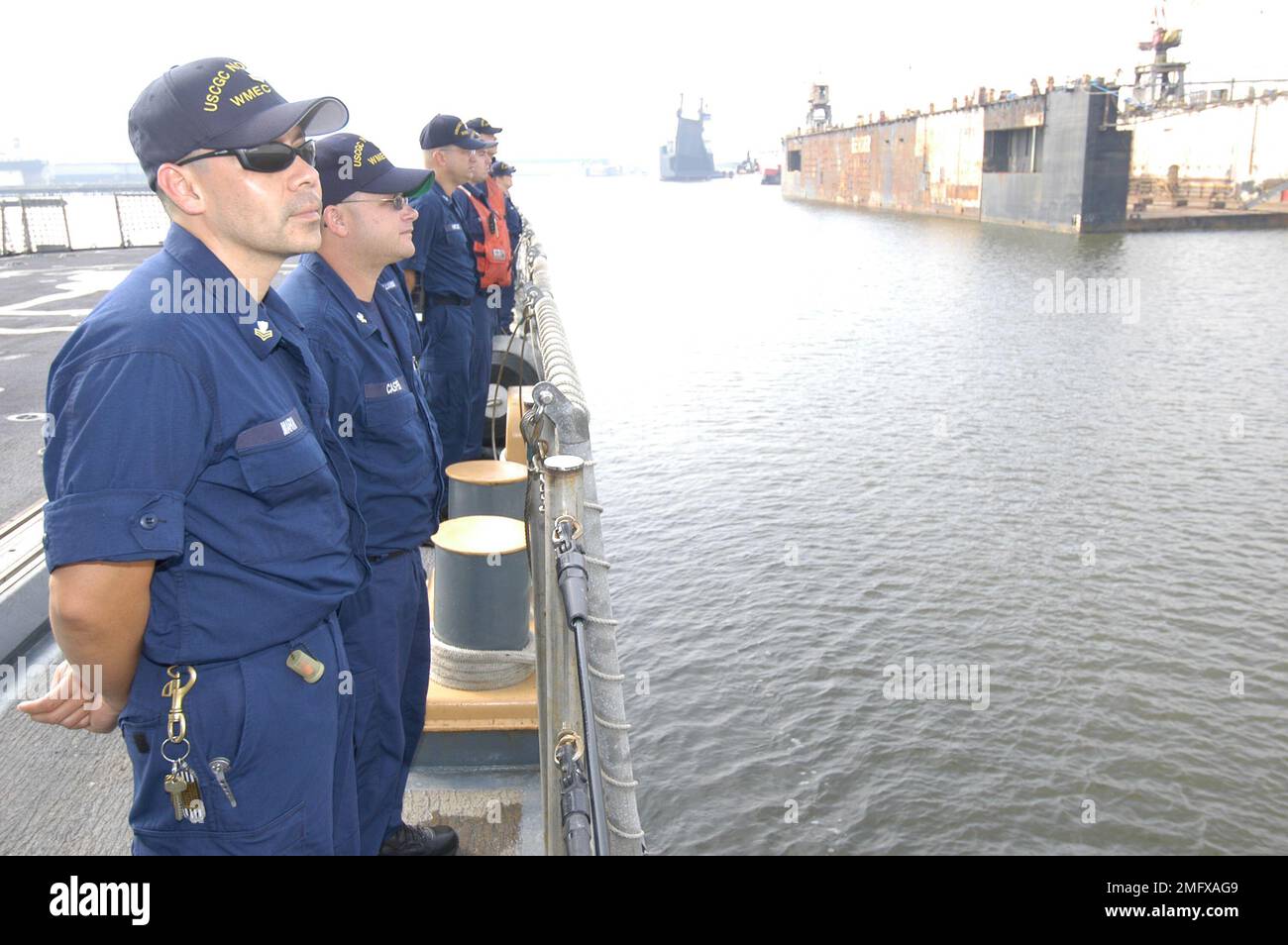 Taglierine per guardie costiere - Northland (WMEC 904) - 26-HK-76-49. CGC Northland Ops --Coast Guardsmen manning rails on cutter-- 051710. Uragano Katrina Foto Stock