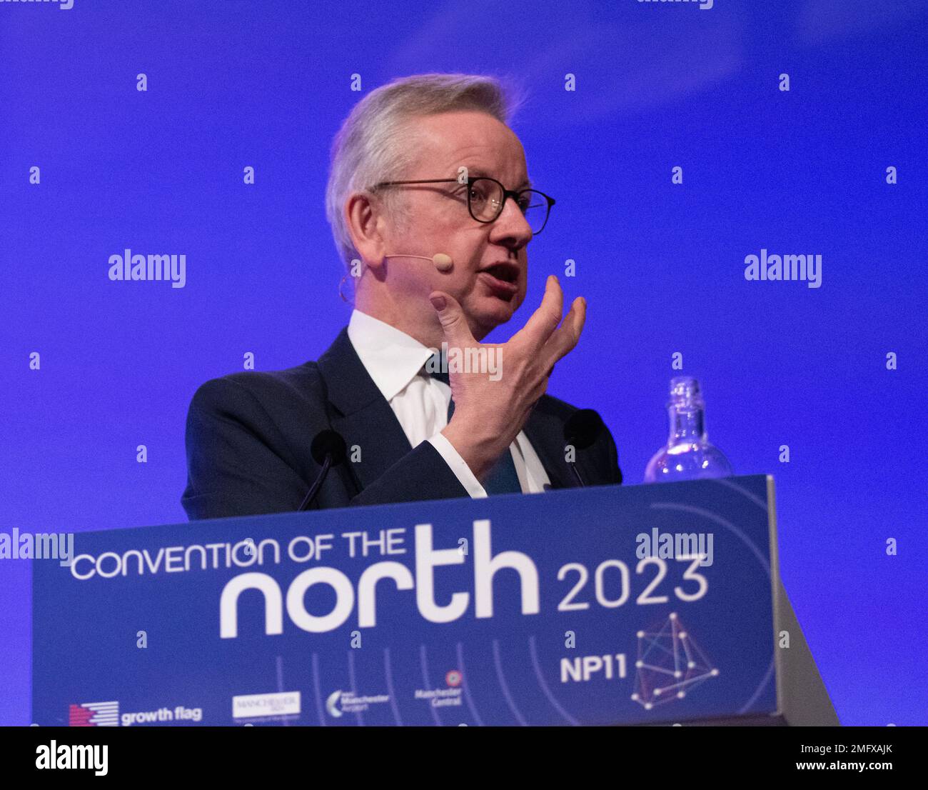 Manchester, Regno Unito. 25th Jan, 2023. Levelling Up Segretario Michael Gove MP afferra con gesti di mano alla Convenzione del Nord 2023. 25th gennaio 2023 il Segretario Levelling Up e il Segretario Shadow, il MP Michael Gove e il MP Lisa Nandy, si sono rivolti oggi alla Convention annuale del Nord a Manchester Central. Credit: GaryRobertsphotography/Alamy Live News Foto Stock