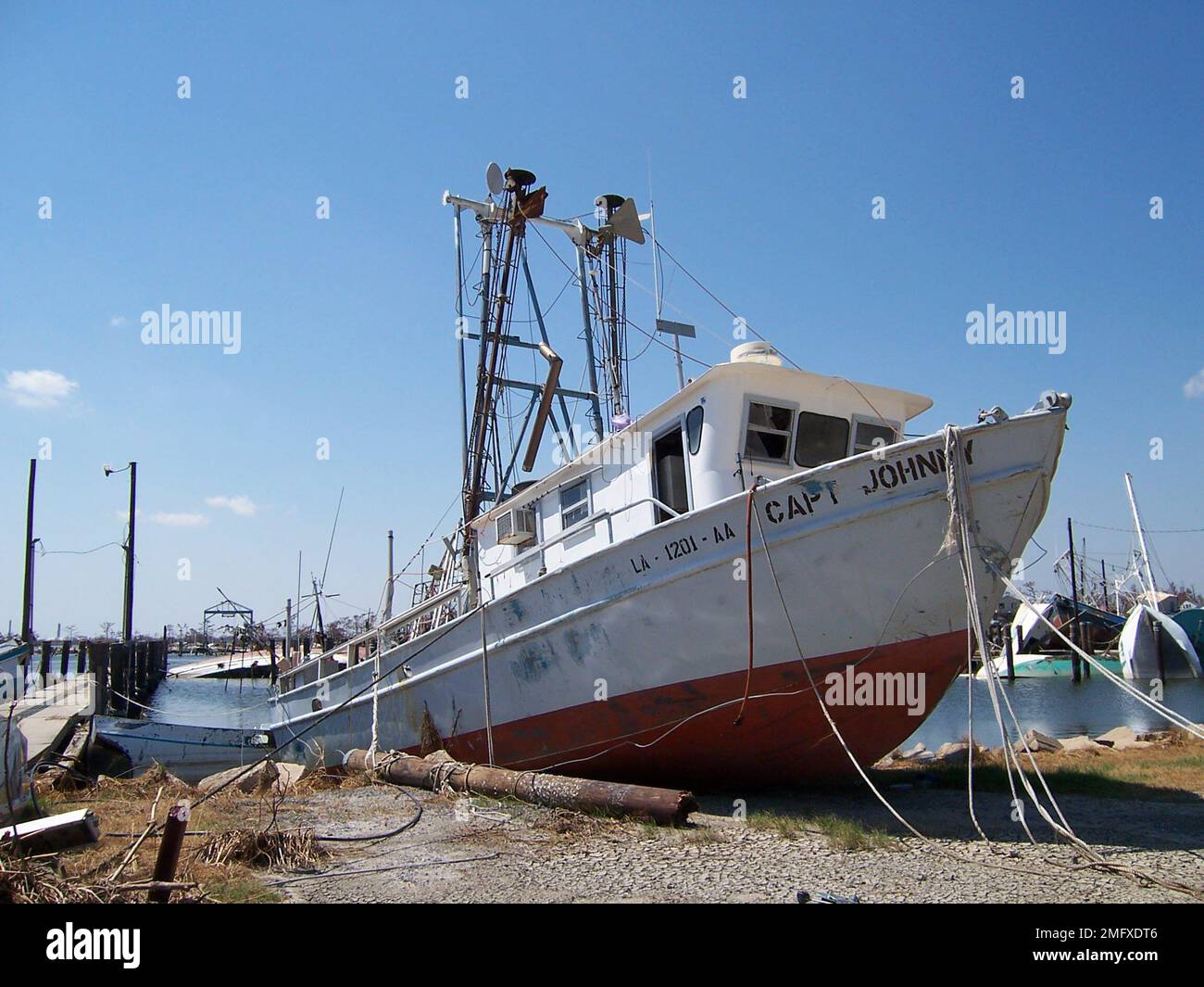 Aftermath - Barche sfollate - varie - 26-HK-28-39. CAPITANO JOHNNY nave sul terrapieno. Uragano Katrina Foto Stock