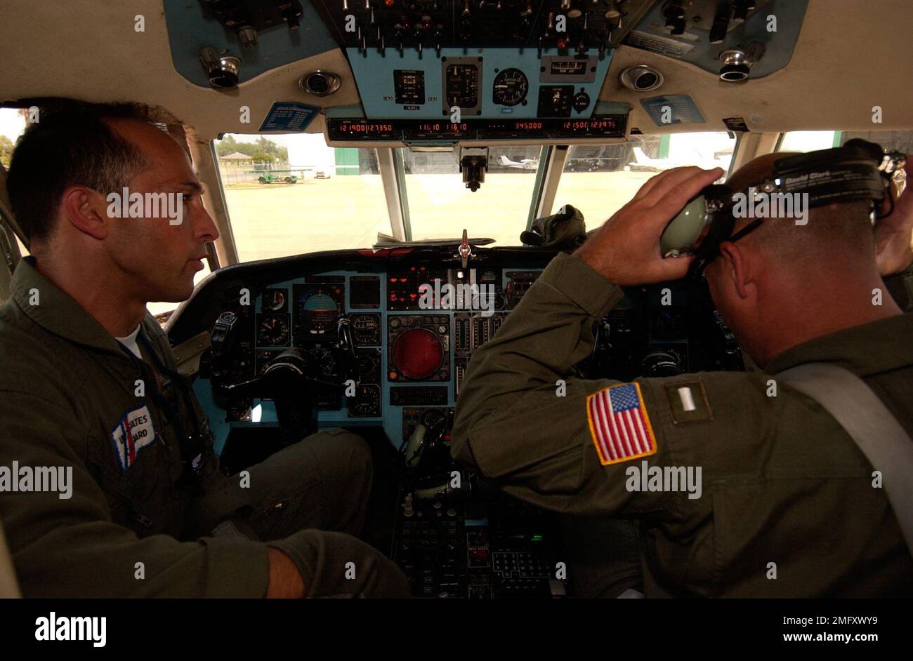 Personale della Guardia Costiera - varie - 26-HK-90-133. Membri dell'equipaggio della Guardia Costiera in cabina di pilotaggio. Uragano Katrina Foto Stock