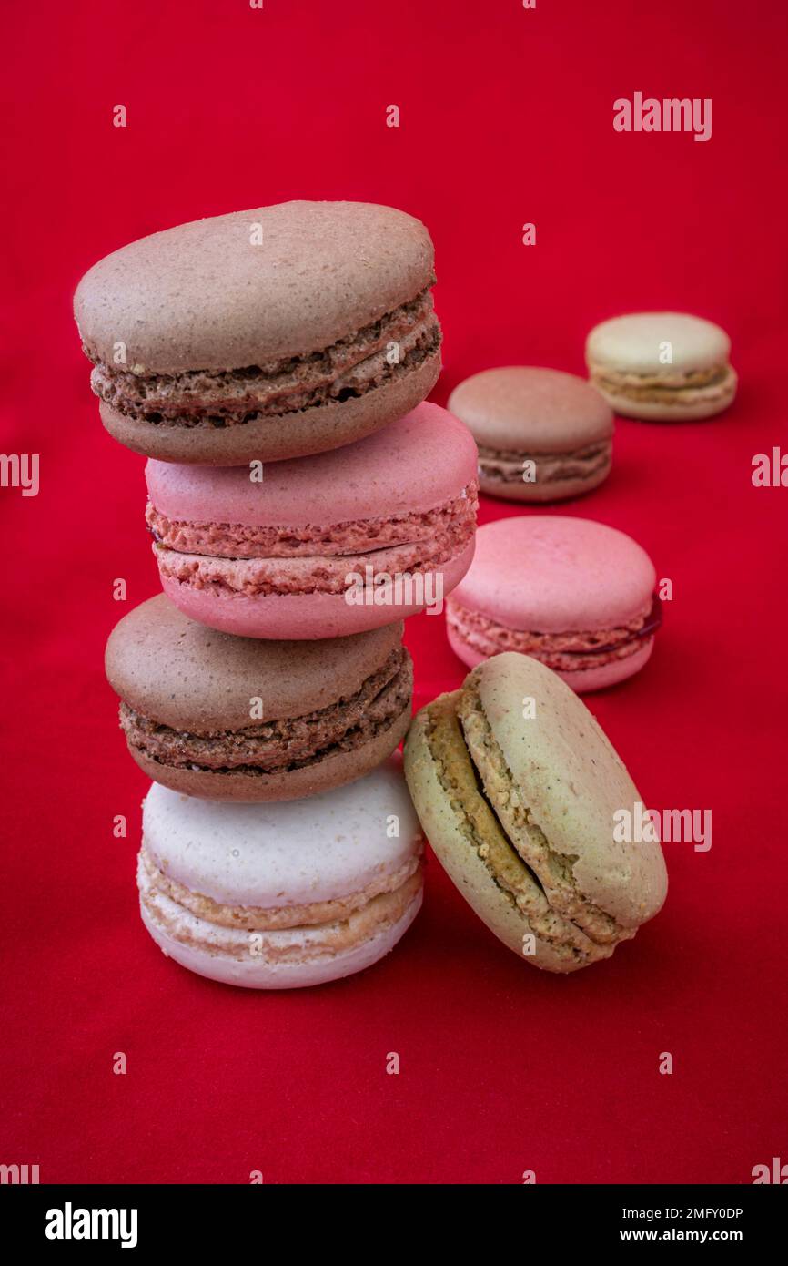 Gustosi e colorati biscotti francesi al macarone su sfondo rosso Foto stock  - Alamy