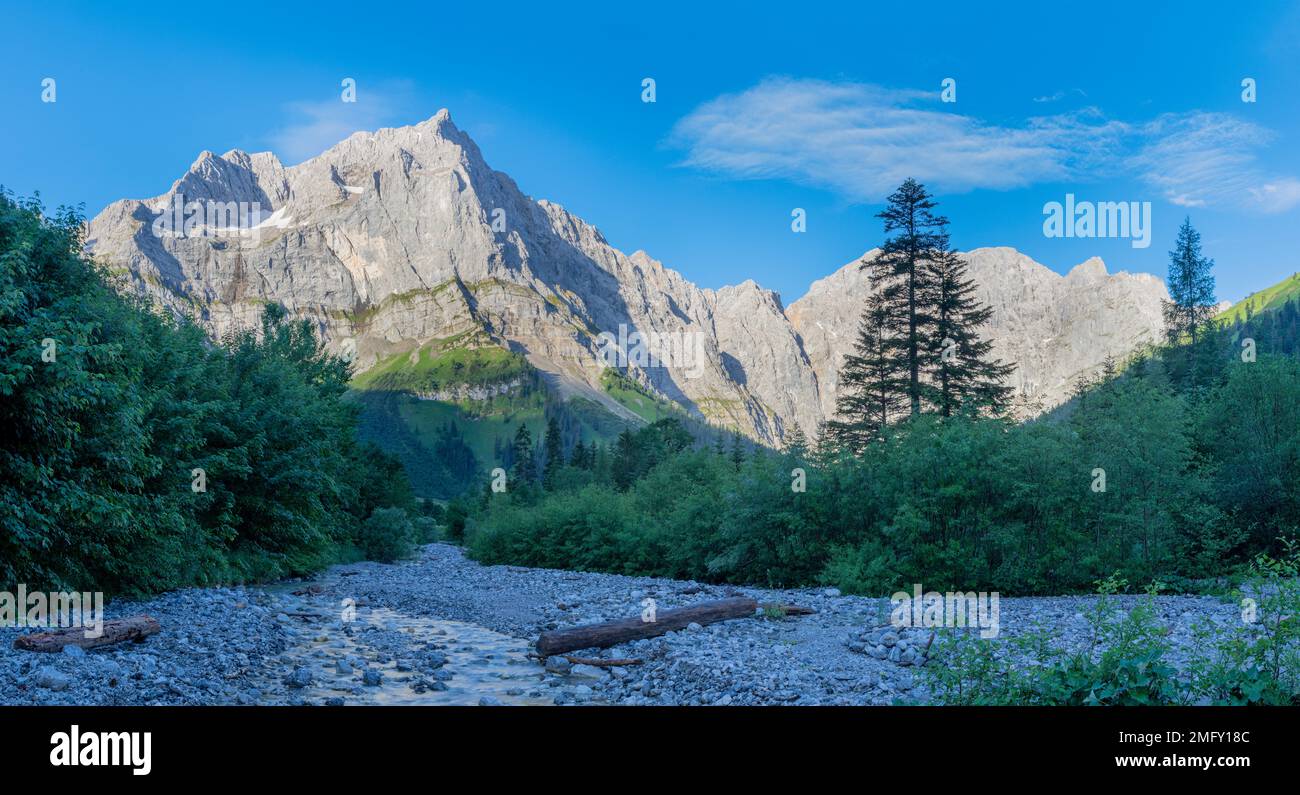 Il panorama mattutino delle pareti nord dei monti Karwendel - pareti di Spritzkar spitze e Grubenkar spitze da Enger alto - Grosser Ahornboden muro Foto Stock