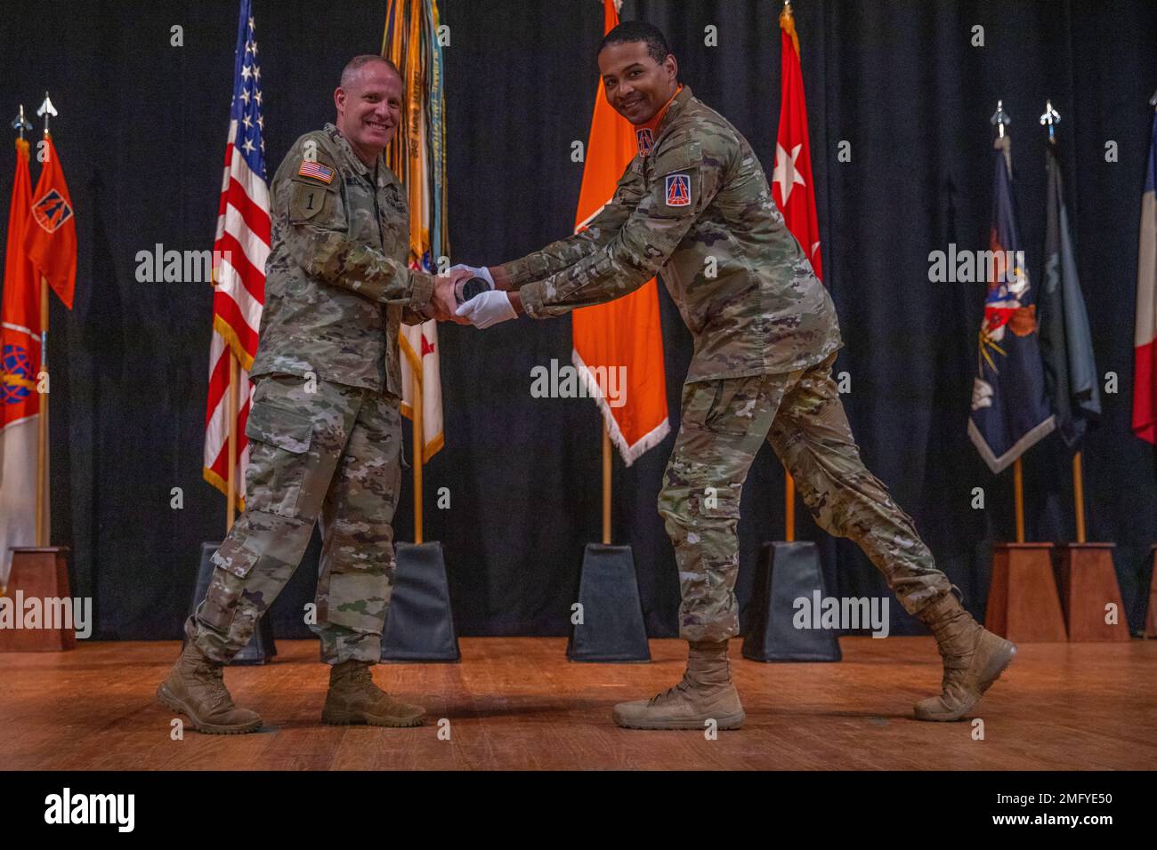 Il generale John Phillips assegnato al 335th Signal Command (Theater) riceve un guscio canonico durante una cerimonia di cambio di comando il 21 agosto 2022 a Fort Gordon, Augusta, GA Abbiamo salutato il maggiore generale John Phillips e dato il benvenuto al nostro nuovo comandante generale, il maggiore generale Tina Boyd al 335th Signal Command (Theater). 335 Signal Command (Teatro), cambio di comando, cerimonia, Foto Stock