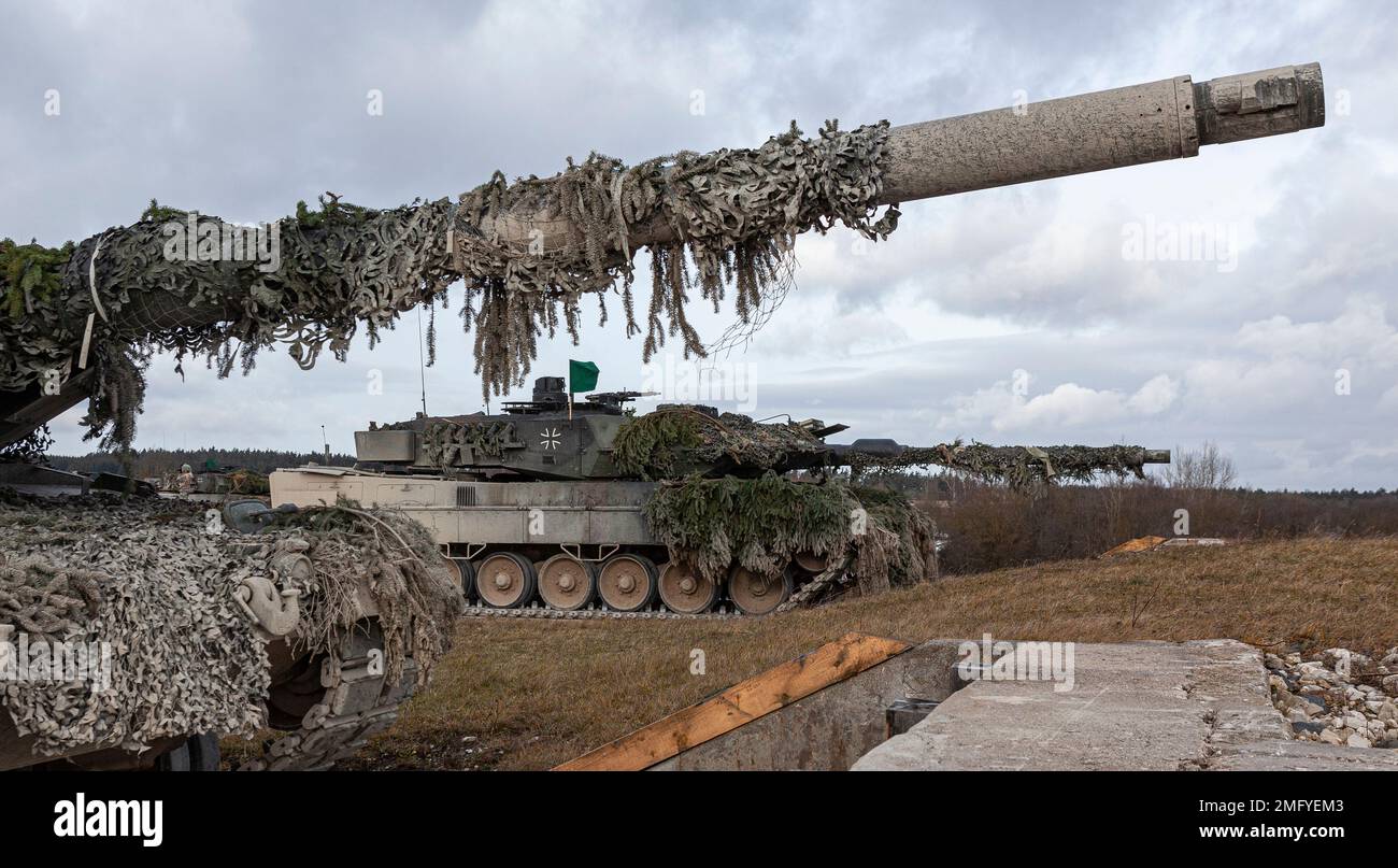 Carri armati Leopard II nell'area di allenamento Grafenwoehr che partecipano a un trivello da combattimento congiunto Foto Stock