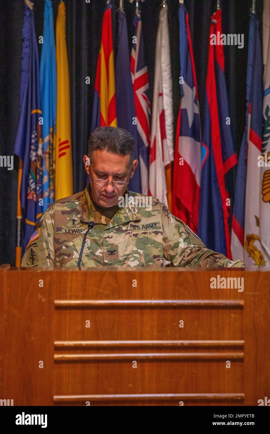 Cappellano dell'esercito americano, il colonnello Robert Lewis, assegnato al 335th Signal Command (Theater), conduce una preghiera durante una cerimonia di cambio di comando mentre salutiamo il generale John Phillips e diamo il benvenuto al nostro nuovo comandante generale, il generale Tina Boyd il 20 agosto 2022 a Fort Gordon, ad Augusta, GA Il 335th SC (T) è un'organizzazione vincente e non vediamo l'ora di raggiungere nuove vette concentrandoci prima sui nostri soldati e le loro famiglie. 335 Signal Command (Teatro), cambio di comando, cerimonia, Foto Stock