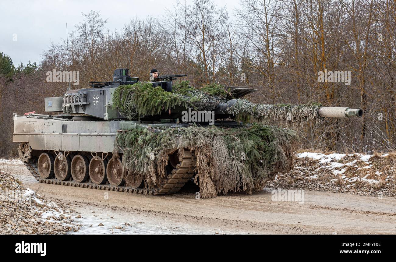 Carri armati Leopard II nell'area di allenamento Grafenwoehr che partecipano a un trivello da combattimento congiunto Foto Stock