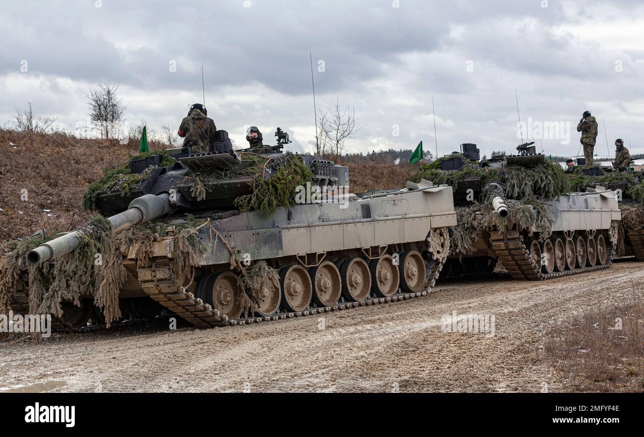 Carri armati Leopard II nell'area di allenamento Grafenwoehr che partecipano a un trivello da combattimento congiunto Foto Stock