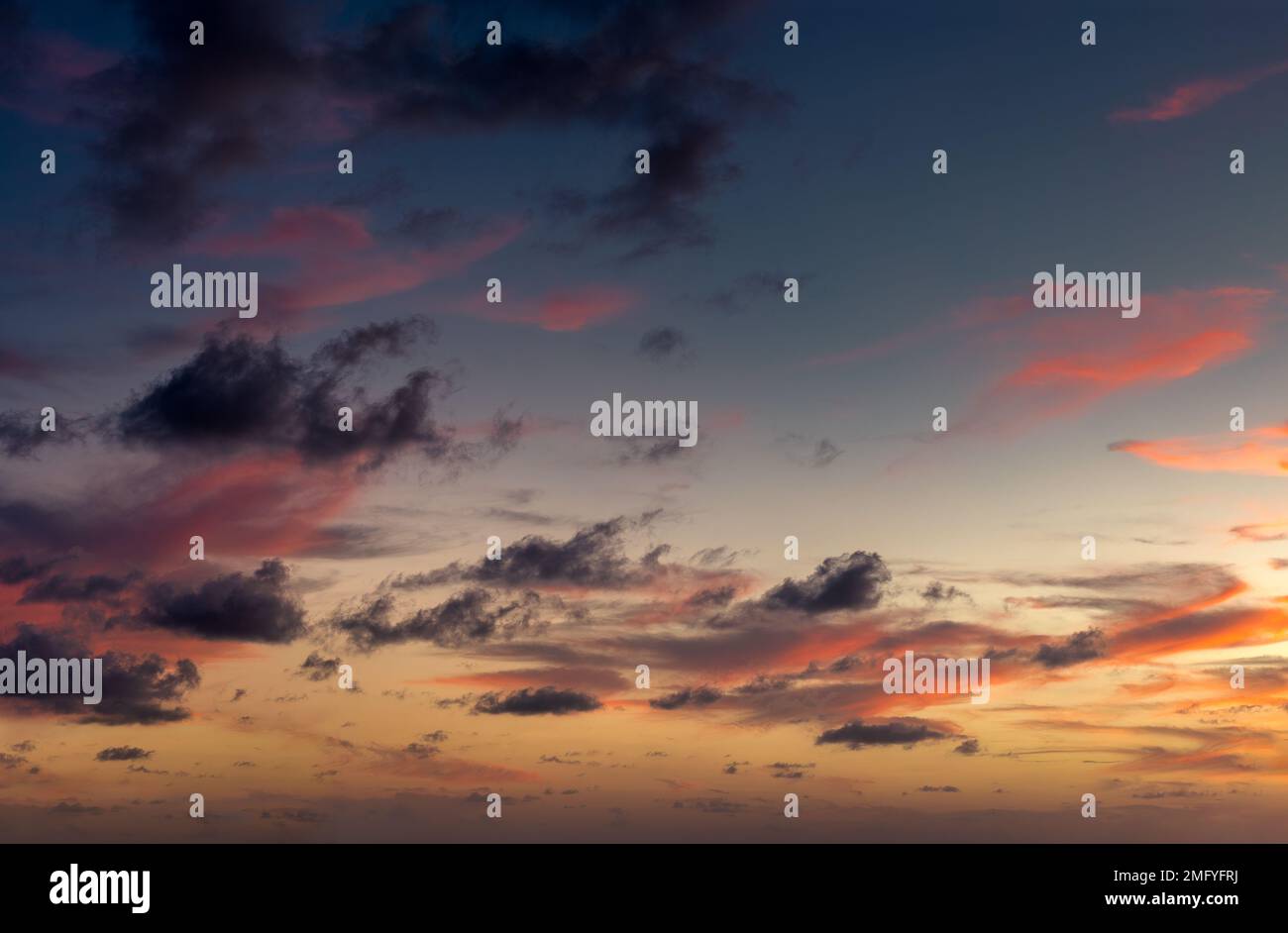 Colorato magnifico sfondo cielo tramonto, spruzzi di colore luminoso. Foto Stock