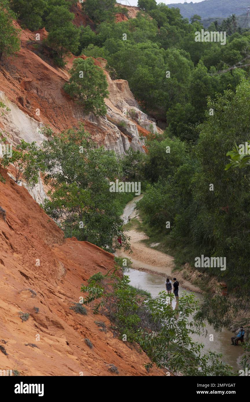 Terreno argilloso bruno e rossastro sulle rive del fiume delle fate attrazione turistica principale a Mui NE, provincia di Phan Thiet, Vietnam Foto Stock