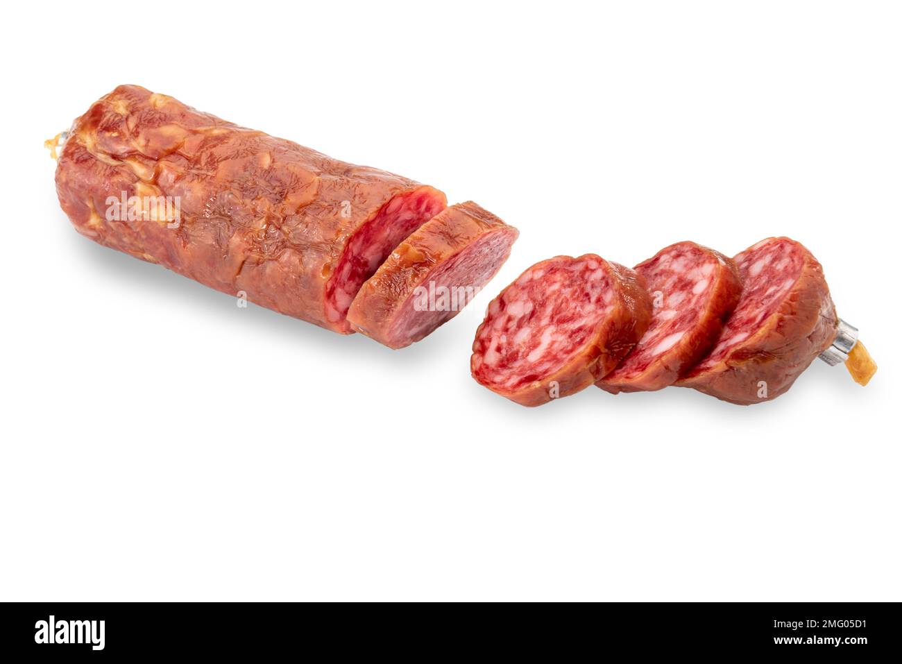 Salsiccia di salame tagliata isolata su bianco con percorso di taglio incluso, spazio copia Foto Stock
