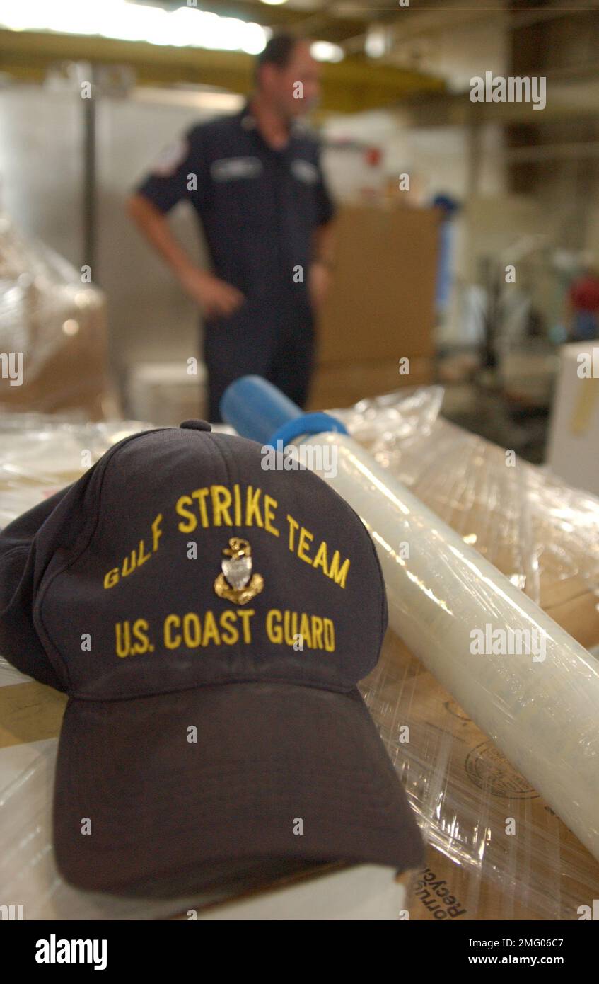 Personale della guardia costiera - forniture - 26-HK-84-94. CG personale con forniture -- primo piano del cappello della squadra Gulf Strike sulle scatole termoretraibili, 050901a. Uragano Katrina Foto Stock