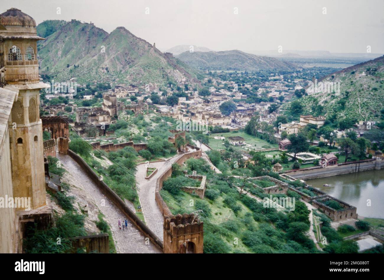 Storico, immagine di archivio della vista da Amer, Forte di ambra guardando indietro verso Amer City, Rajashtan, India, 1990 Foto Stock