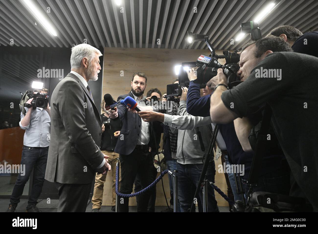 Praga, Repubblica Ceca. 25th Jan, 2023. Il candidato presidenziale Petr Pavel parla ai giornalisti quando è arrivato a partecipare al dibattito televisivo con Andrej Babis su CNN prima News oggi, mercoledì 25 gennaio 2023. Credit: Vit Simanek/CTK Photo/Alamy Live News Foto Stock