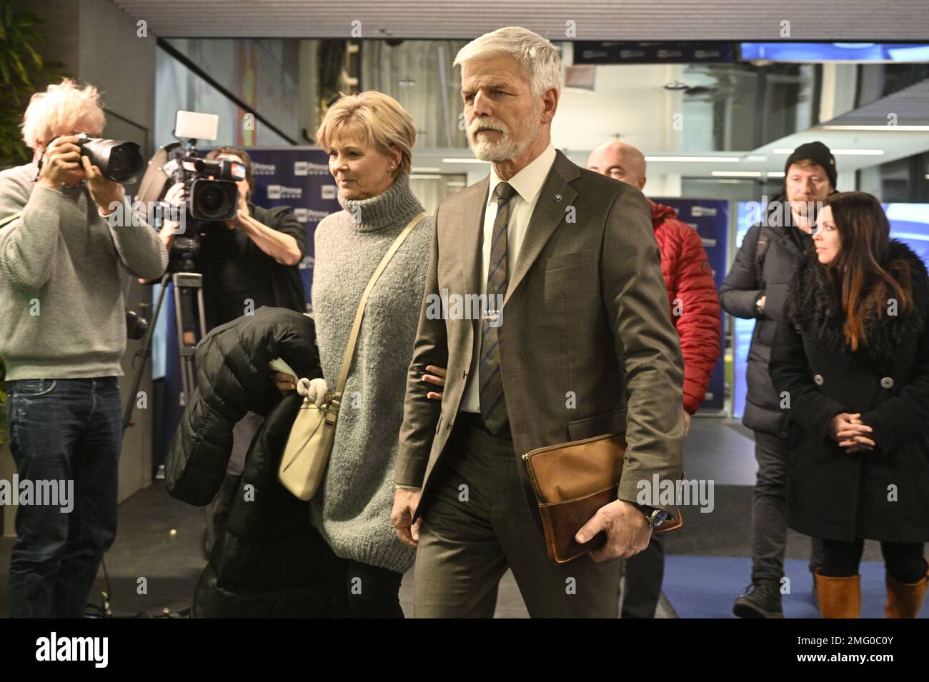 Praga, Repubblica Ceca. 25th Jan, 2023. Il candidato presidenziale Petr Pavel e sua moglie Eva Pavlova arrivano a partecipare al dibattito televisivo con Andrej Babis sulla CNN prima News oggi, mercoledì 25 gennaio 2023. Credit: Vit Simanek/CTK Photo/Alamy Live News Foto Stock
