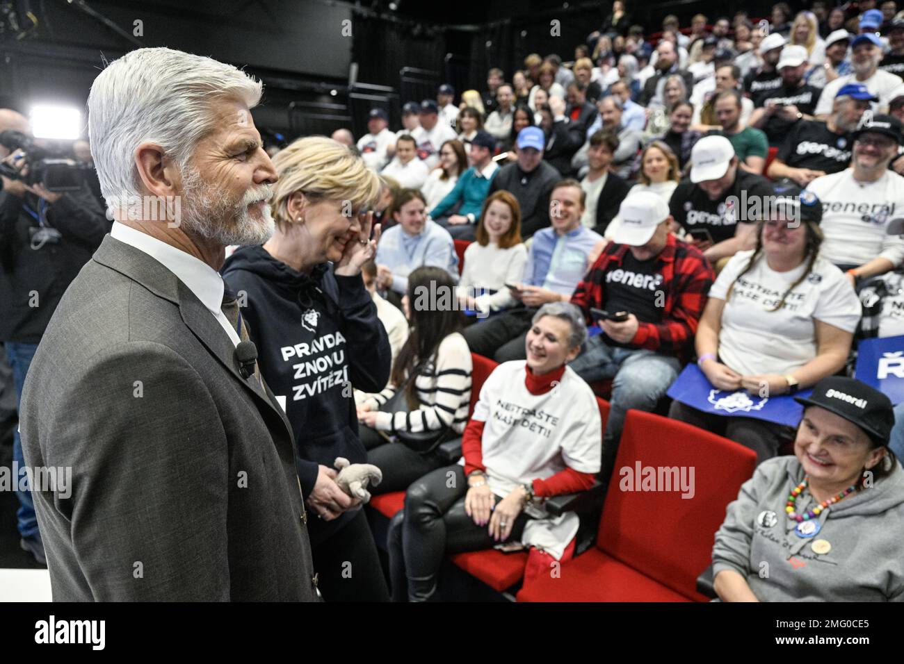 Praga, Repubblica Ceca. 25th Jan, 2023. Il candidato presidenziale Petr Pavel e sua moglie Eva Pavlova salutano i loro sostenitori quando arrivano a partecipare al dibattito televisivo con Andrej Babis su CNN prima News oggi, mercoledì 25 gennaio 2023. Credit: Vit Simanek/CTK Photo/Alamy Live News Foto Stock