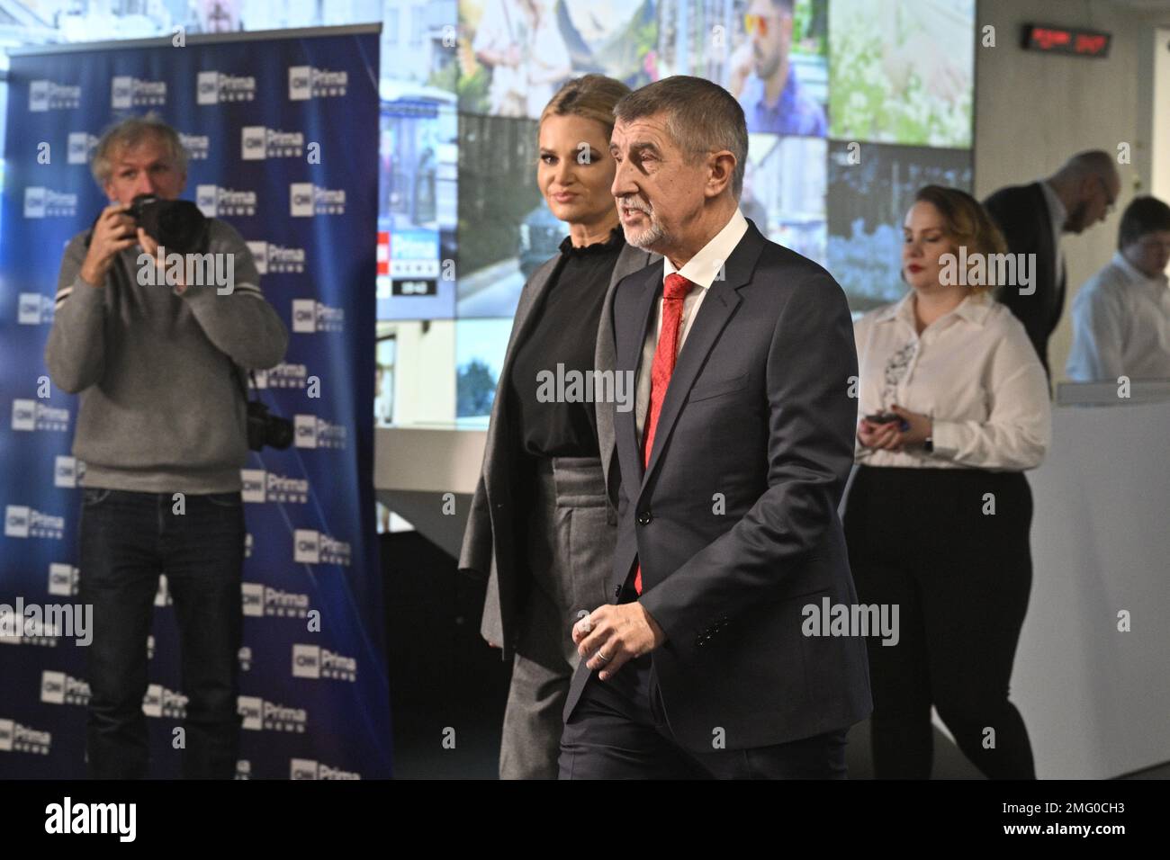 Praga, Repubblica Ceca. 25th Jan, 2023. Il candidato presidenziale Andrej Babis e sua moglie Monika Babisova arrivano a partecipare al dibattito televisivo con Petr Pavel sulla CNN prima News oggi, mercoledì 25 gennaio 2023. Credit: Vit Simanek/CTK Photo/Alamy Live News Foto Stock