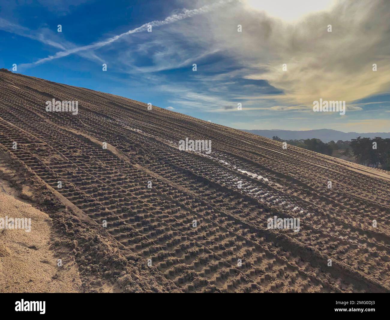 Monterey Peninsula, CA., USA 18th gennaio 2023 marchi di trattori e pneumatici sulla sabbia mossi dalle massicce tempeste della California nel gennaio 2023 Foto Stock