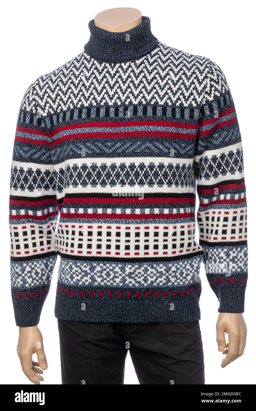Confortevole e caldo maglione dolcevita lavorato a maglia con ornamento geometrico su manichino maschio isolato su sfondo bianco Foto Stock