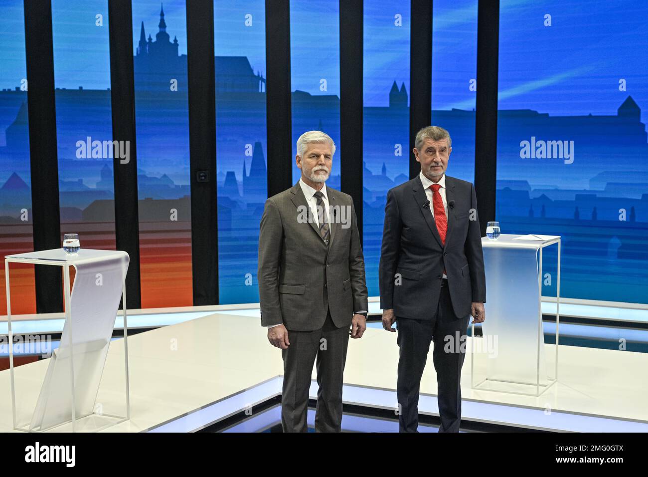 Praga, Repubblica Ceca. 25th Jan, 2023. I candidati presidenziali Petr Pavel, a sinistra, e Andrej Babis prendono parte al dibattito televisivo con su CNN prima News oggi, mercoledì 25 gennaio 2023. Credit: Vit Simanek/CTK Photo/Alamy Live News Foto Stock