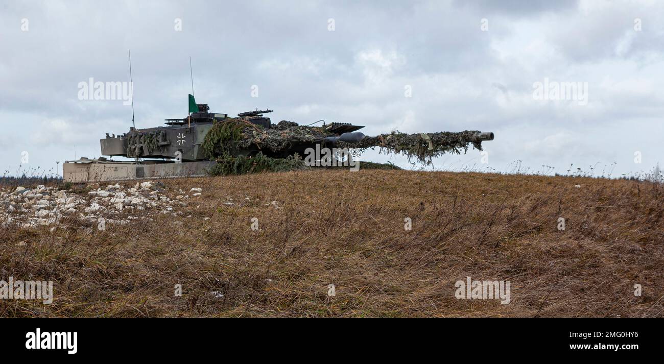 Carri armati Leopard II nell'area di allenamento Grafenwoehr che partecipano a un trivello da combattimento congiunto Foto Stock