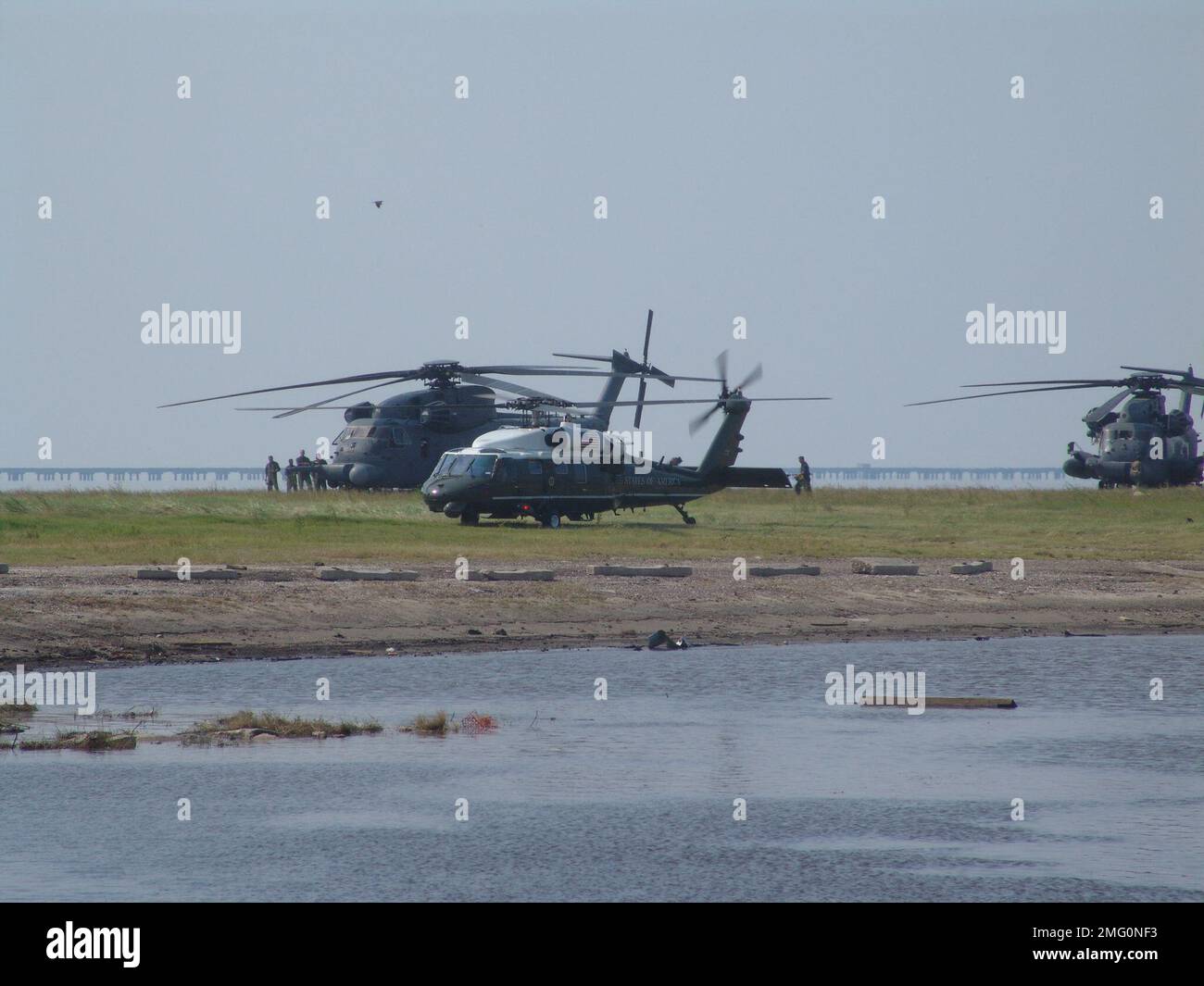 Comando incidente dell'UDE Post New Orleans - Visita del comandante Thomas H. Collins e del presidente George W. Bush - 26-HK-304-45. Uragano Katrina Foto Stock