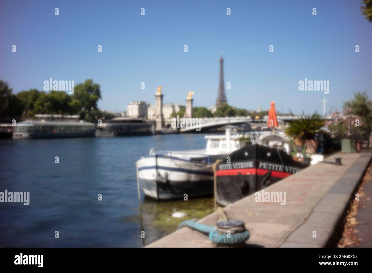 Nuovo, sfida all'età, era digitale, senza apertura di lustre, spiccano, Alta risoluzione, immagine pinhole del romantico fiume Senna con Torre Eiffel in background, Parigi, Foto Stock