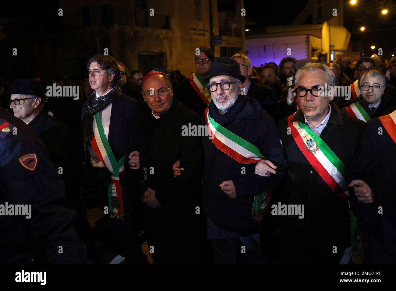 Campobello di Mazara (Tp) nella foto il sindaco di Campobello di Mazara Giuseppe Castiglione Arcivescovo di Mazara del Vallo Angelo Giurdanella il sindaco di Castelvetrano e i comuni della provincia di Trapani davanti al primo Nascondiglio in vicolo San Vito con onesti cittadini solo per uso Editoriale Foto Stock