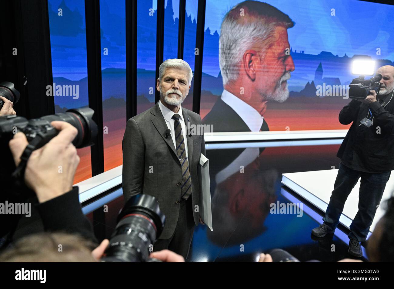 Praga, Repubblica Ceca. 25th Jan, 2023. I candidati presidenziali Petr Pavel e Andrej Babis (non visto) partecipano al dibattito televisivo con su CNN prima News oggi, mercoledì 25 gennaio 2023. Credit: Vit Simanek/CTK Photo/Alamy Live News Foto Stock