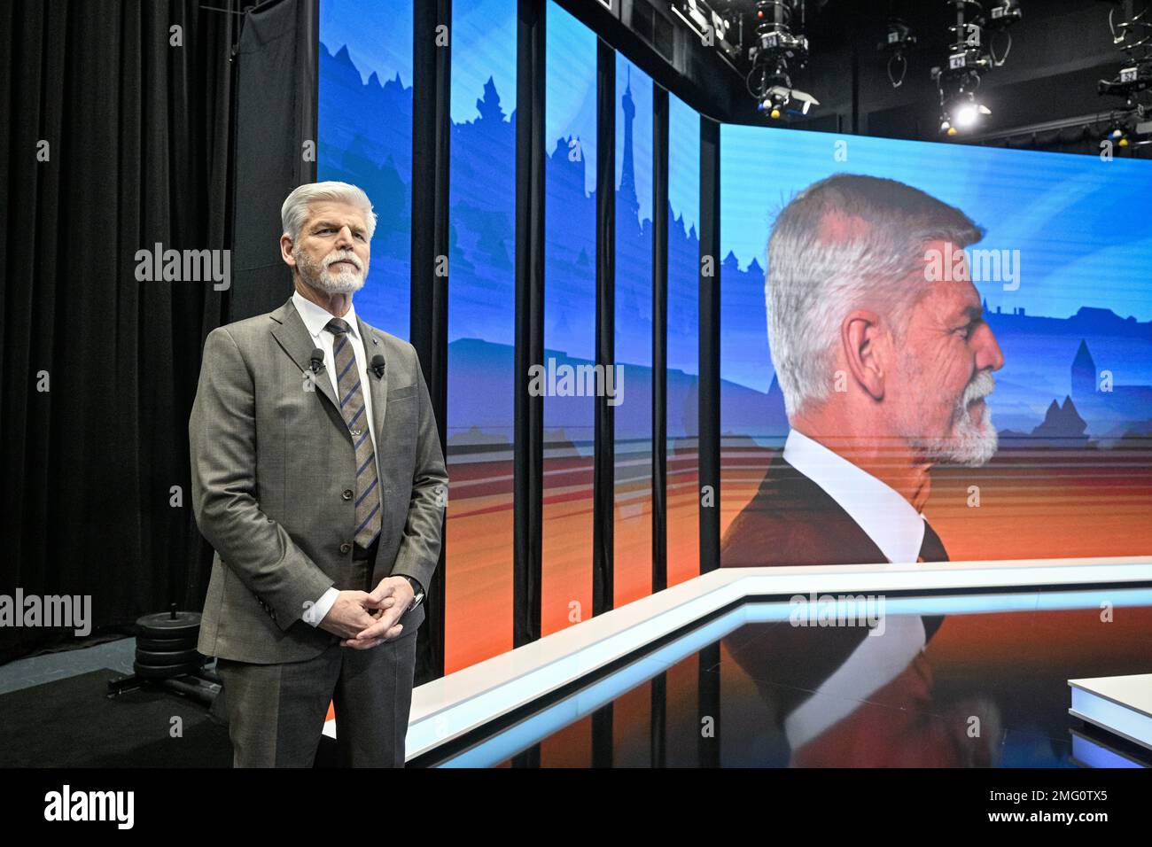 Praga, Repubblica Ceca. 25th Jan, 2023. I candidati presidenziali Petr Pavel e Andrej Babis (non visto) partecipano al dibattito televisivo con su CNN prima News oggi, mercoledì 25 gennaio 2023. Credit: Vit Simanek/CTK Photo/Alamy Live News Foto Stock