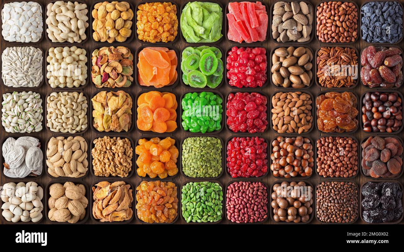 noci e semi misti, frutta secca varia per snacking. sfondo alimentare colorato. Foto Stock