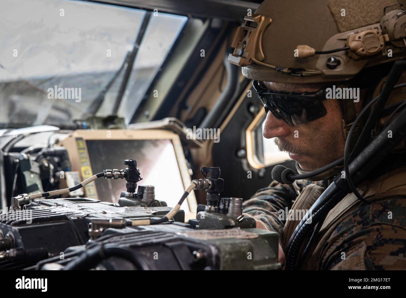 STATI UNITI Marine Corps 1st Lt. Andrew Kane, combinò il comandante plotone della squadra anti-armor con il Battaglione Landing Team 2/5, 31st Marine Expeditionary Unit, controlla una radio durante un esercizio di raid motorizzato a Camp Hansen, Okinawa, 20 agosto 2022. CAAT fornisce funzionalità di blocco e isolamento e anti-armatura alle aziende di linea. Il MEU 31st opera a bordo delle navi del Gruppo Amphibious Ready di Tripoli nell'area di attività della flotta 7th per migliorare l'interoperabilità con alleati e partner e servire come pronta forza di risposta per difendere la pace e la stabilità nella regione Indo-Pacifico. Foto Stock