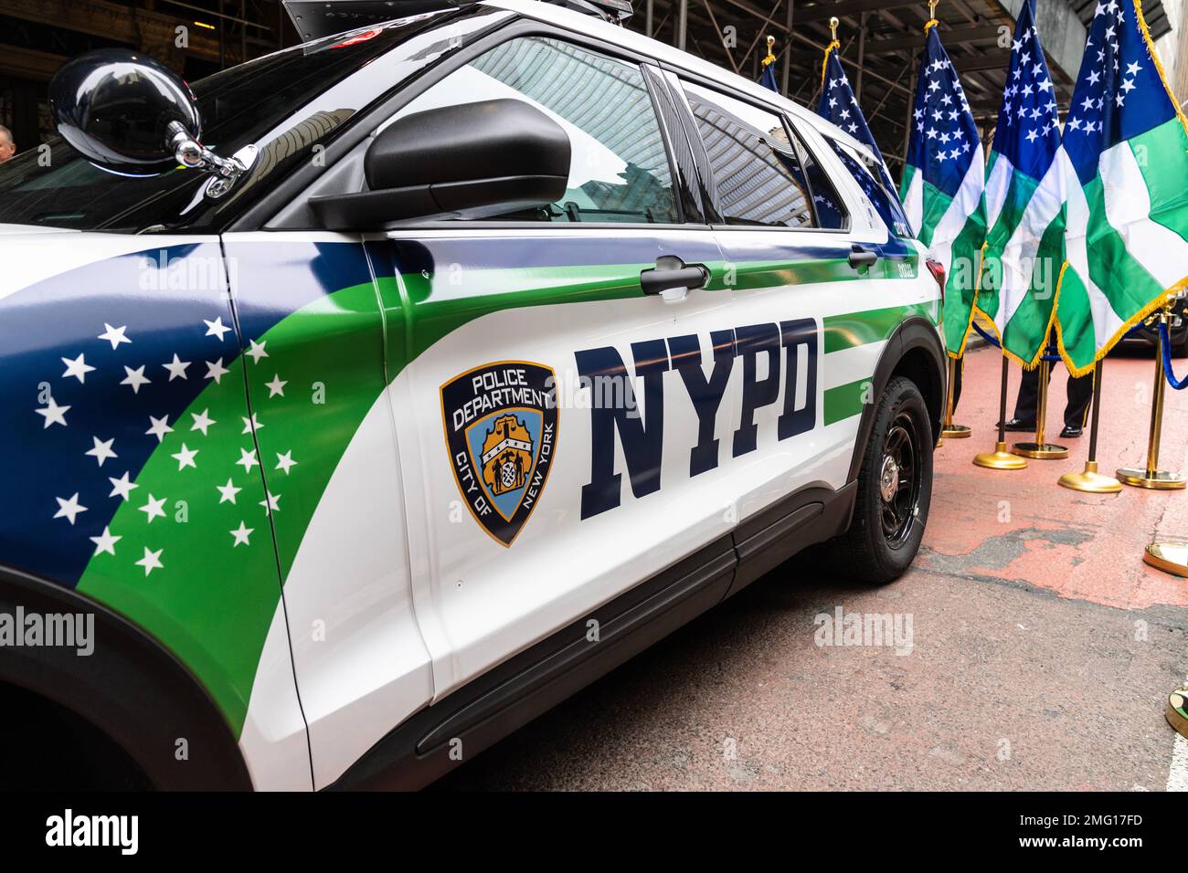 Nuovo prototipo della vettura di NYPD Ford Police Interceptor Hybrid in mostra alla via Cipriani 42nd a New York, dove il commissario della polizia ha consegnato il 2023° discorso sullo stato della NYPD il 25 gennaio 2023 Foto Stock