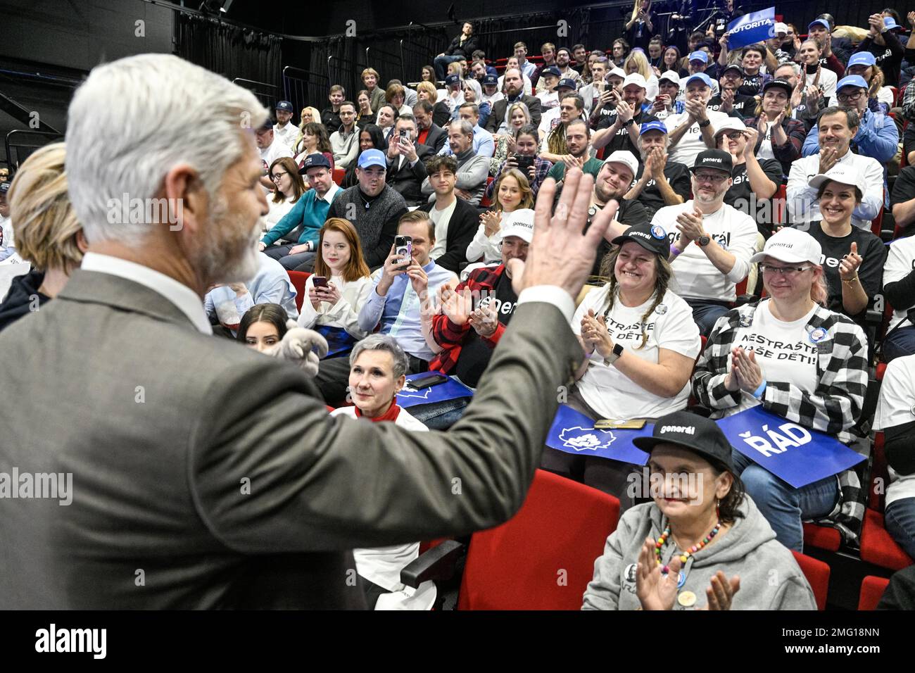 Praga, Repubblica Ceca. 25th Jan, 2023. Il candidato presidenziale Petr Pavel e sua moglie Eva Pavlova salutano i loro sostenitori quando arrivano a partecipare al dibattito televisivo con Andrej Babis su CNN prima News oggi, mercoledì 25 gennaio 2023. Credit: Vit Simanek/CTK Photo/Alamy Live News Foto Stock