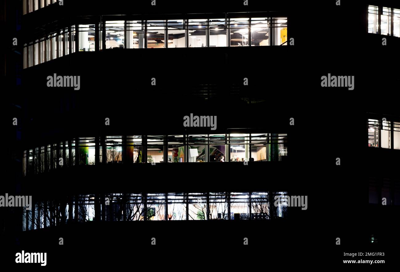 Brema, Germania. 10th Jan, 2023. Le finestre sono luminose in un edificio di uffici. Symbol image Credit: Hauke-Christian Dittrich/dpa/Alamy Live News Foto Stock