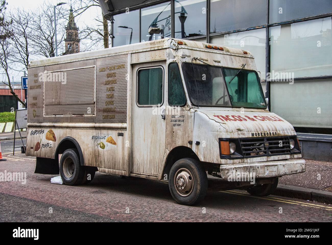 Un cavallo da lavoro Catering camion su Glasgow strada è utilizzato come location film set. Foto Stock