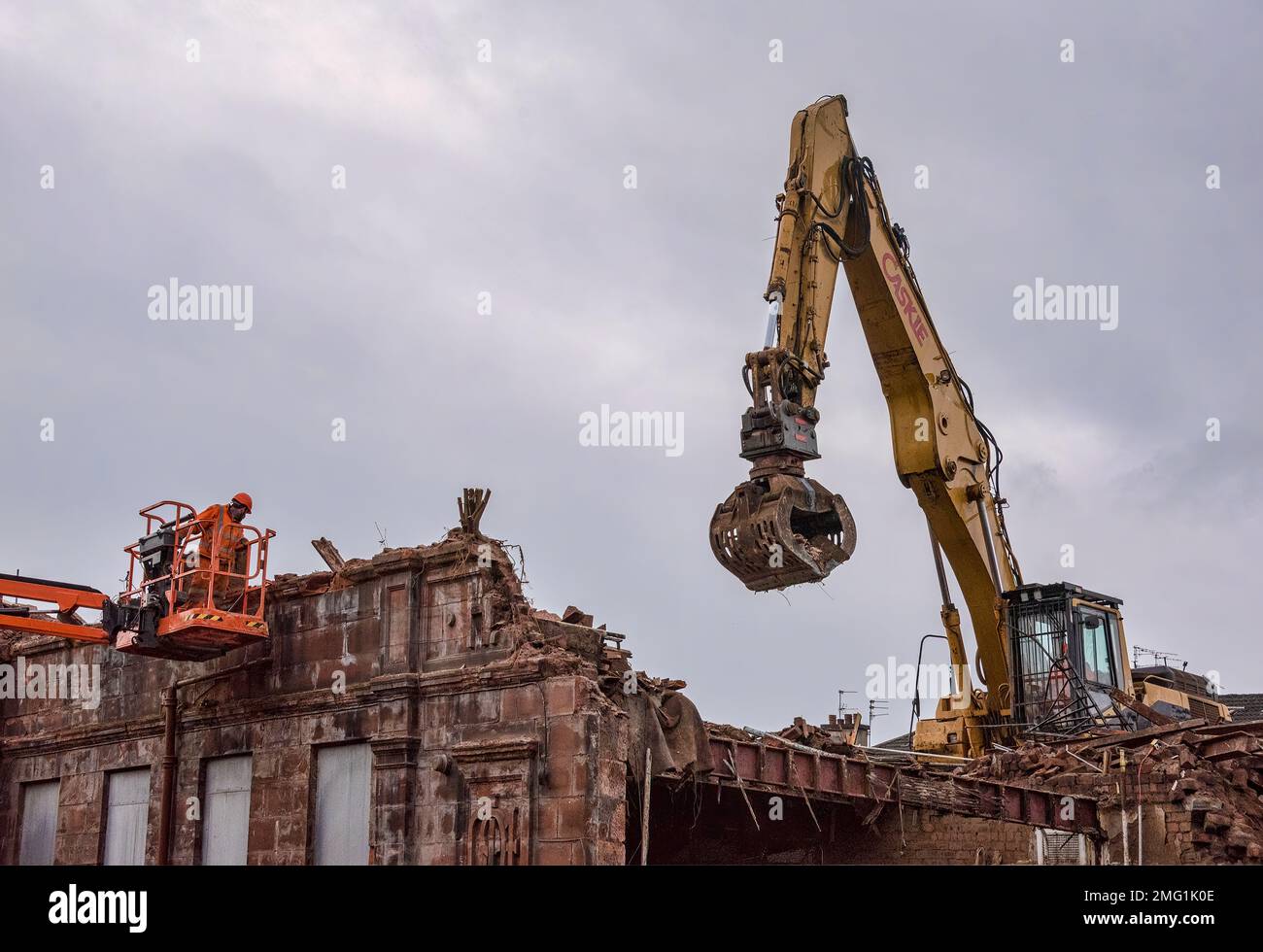 Demolizione di un ex edificio scolastico nell'estremità orientale di Glasgow, Scozia. Foto Stock