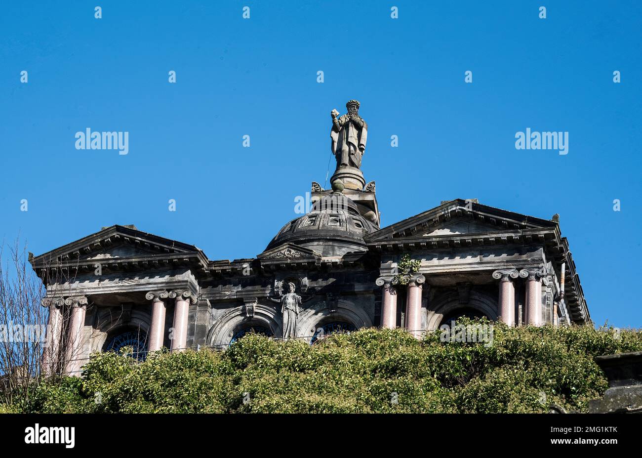 John Knox Monument e una cripta presso il cimitero vittoriano della necropoli di Glasgow nel centro di Glasgow, Scozia. Foto Stock