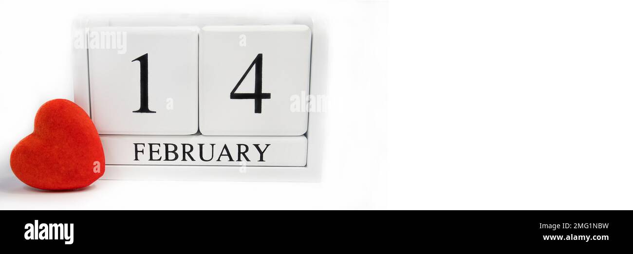 Extra wide banner.February 14 su un calendario di legno bianco, isolamento sfondo. Foto Stock